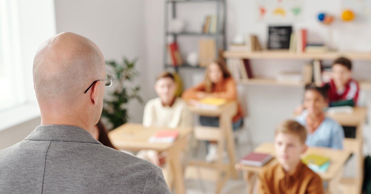 Szkoła pod lupą: praktyczny przewodnik, jak rozpoznać wysoki poziom nauczania