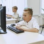 Sygnały zza ekranu: jak w porę dostrzec cyberprzemoc w klasie i mądrze zareagować