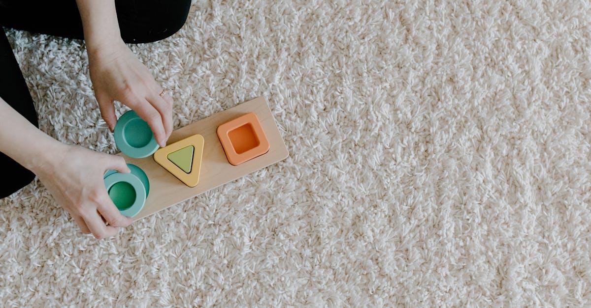 Od klocków po lodówkę: domowe zabawy, które uczą kolorów i kształtów