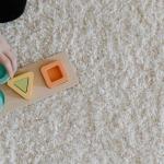 Od klocków po lodówkę: domowe zabawy, które uczą kolorów i kształtów