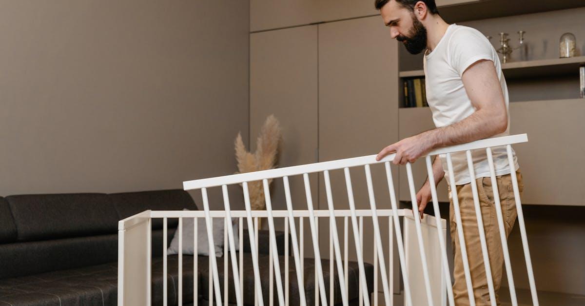 Bezpieczny dom malucha: sprytne sposoby na oswojenie ostrych kantów mebli