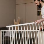 Bezpieczny dom malucha: sprytne sposoby na oswojenie ostrych kantów mebli