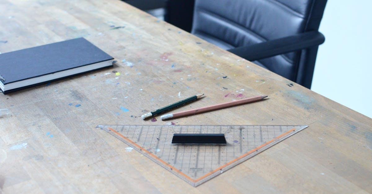 Stół bez rys: sprytne patenty na ochronę blatu przed kredkami i długopisem