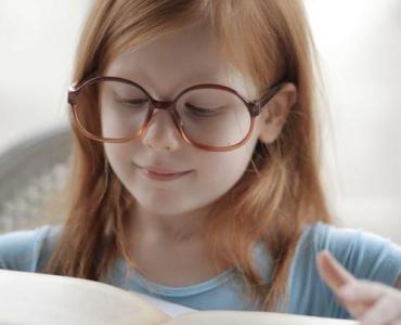 Od liter do opowieści: 15 zabaw, dzięki którym dziecko pokocha czytanie