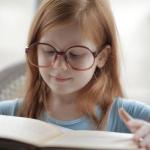 Od liter do opowieści: 15 zabaw, dzięki którym dziecko pokocha czytanie