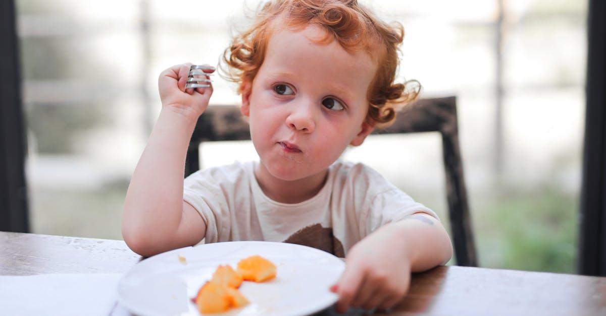 Jak rozkochać przedszkolaka w jedzeniu: sprytne sposoby bez presji i łez