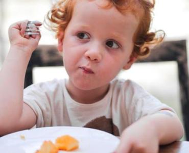 Jak rozkochać przedszkolaka w jedzeniu: sprytne sposoby bez presji i łez