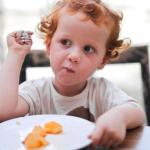 Jak rozkochać przedszkolaka w jedzeniu: sprytne sposoby bez presji i łez