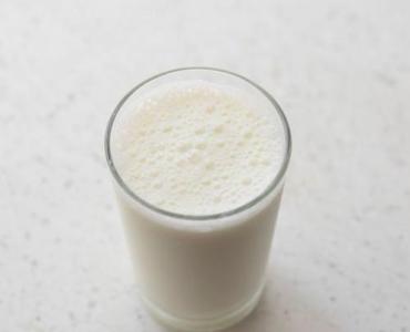 Czy to reakcja na mleko? Wczesne sygnały uczulenia na białko mleka krowiego i plan działania na start