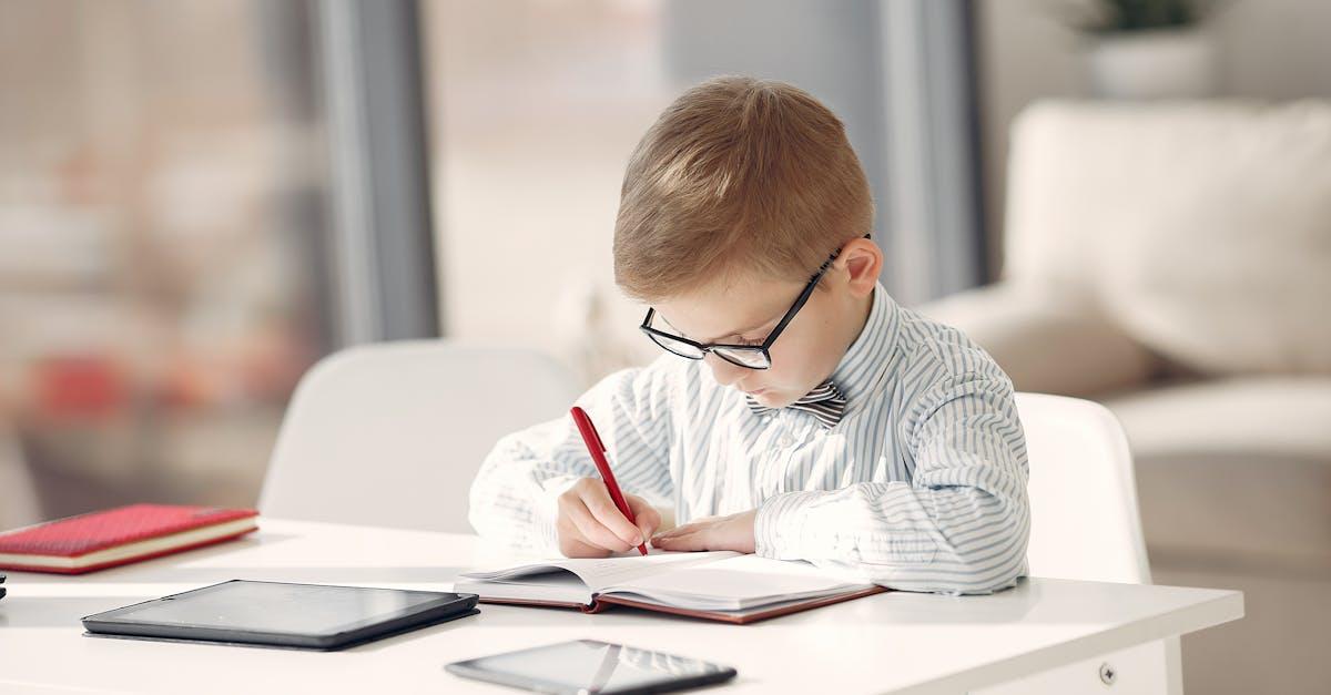 Pióro w małej dłoni: 7 powodów, by zacząć naukę pisania piórem z dzieckiem