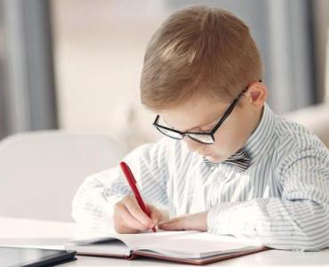 Pióro w małej dłoni: 7 powodów, by zacząć naukę pisania piórem z dzieckiem