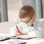 Pióro w małej dłoni: 7 powodów, by zacząć naukę pisania piórem z dzieckiem