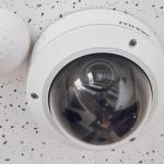 Spokój w czterech ścianach: jak wybrać inteligentną kamerę do wnętrza, która naprawdę chroni dom