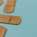 Spokój w akcji: pierwsza pomoc, gdy maluch się skaleczy