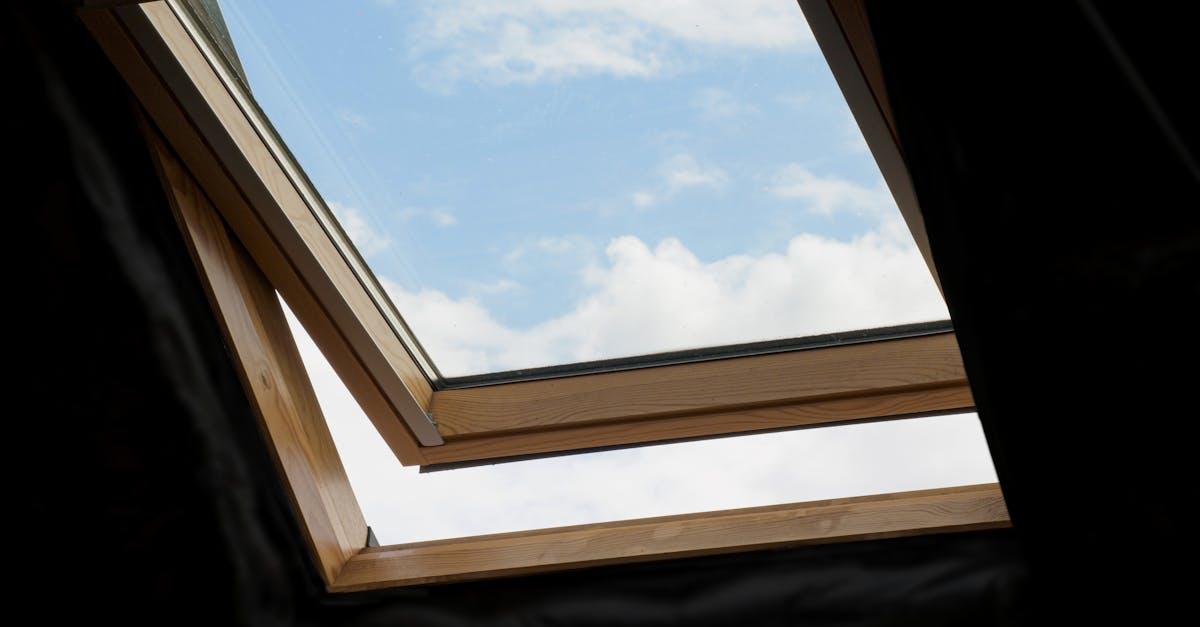 Koniec z mgłą na oknach: poznaj przyczyny i skuteczne sposoby na suche szyby