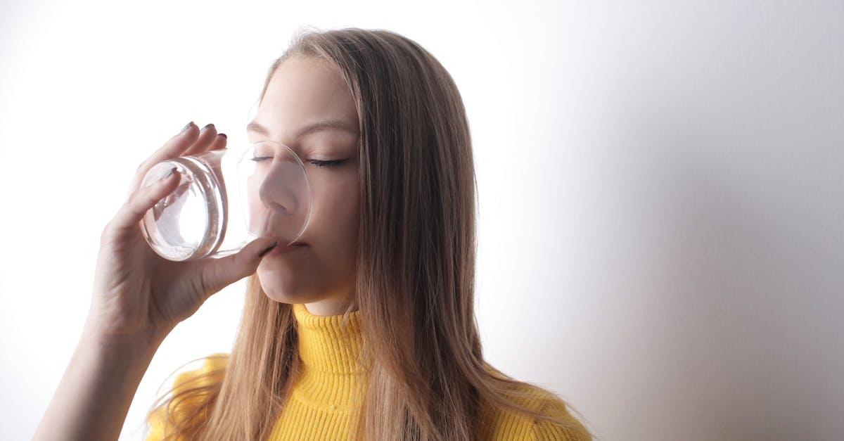 Szklanka faktów, kropla mitów: jak naprawdę dbać o nawodnienie