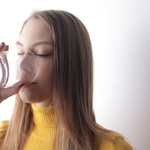 Szklanka faktów, kropla mitów: jak naprawdę dbać o nawodnienie