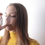 Szklanka faktów, kropla mitów: jak naprawdę dbać o nawodnienie