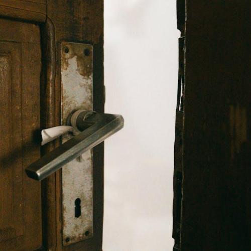 Metamorfoza w weekend: jak odnowić drzwi wewnętrzne od A do Z