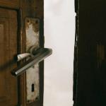 Metamorfoza w weekend: jak odnowić drzwi wewnętrzne od A do Z