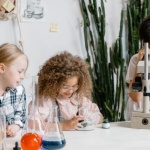 Domowe laboratorium radości: bezpieczne i fascynujące eksperymenty dla dzieci
