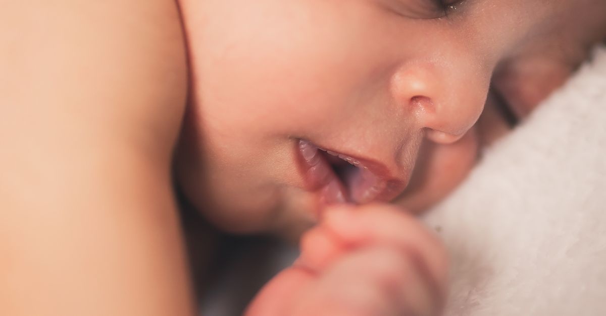 Spragniony maluch? Wczesne sygnały odwodnienia, które powinny Cię zaalarmować