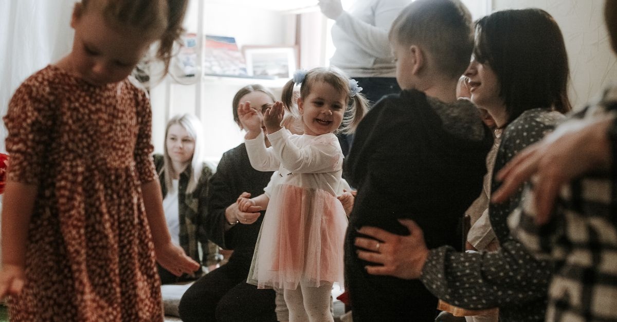 Pierwsze kroki na scenie: jak wychować odważnego małego mówcę