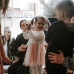 Pierwsze kroki na scenie: jak wychować odważnego małego mówcę